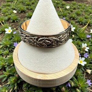 Vintage Gold Tone Metal Hinged Bangle Cuff Bracelet Raised Floral & Vines As Is